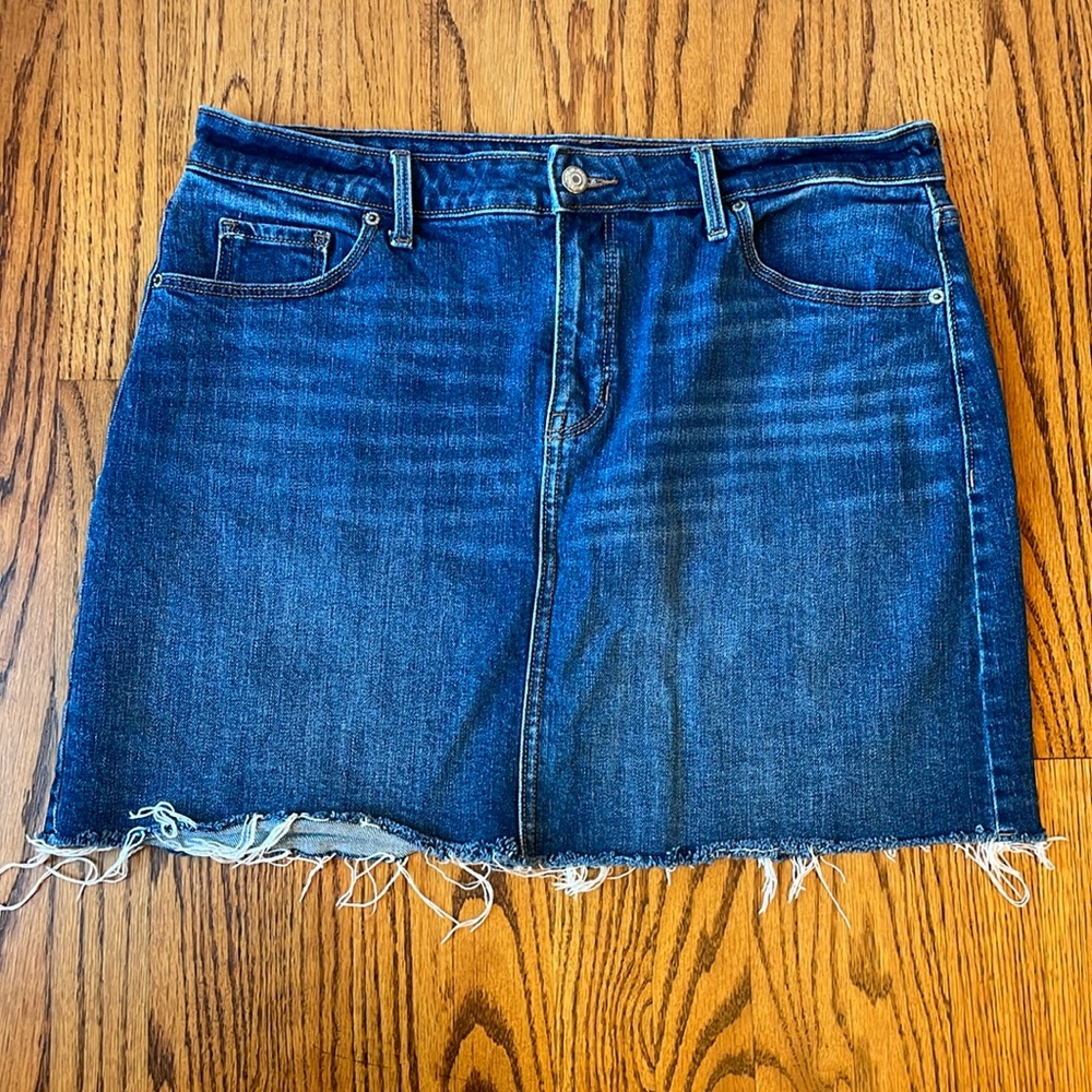 Old Navy women’s medium wash denim skirt, Sz 14